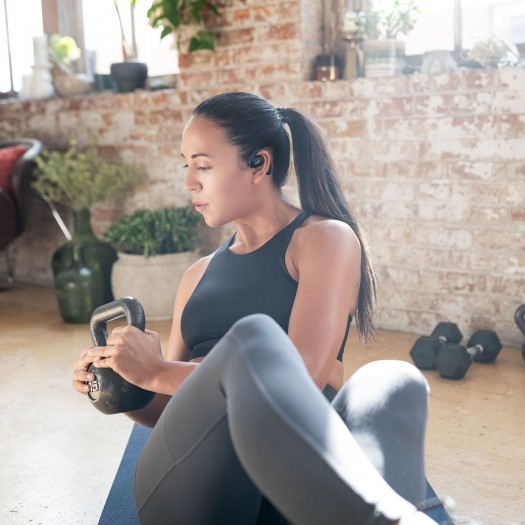 Die Sport Open Earbuds sollen auch bei stärkeren körperlichen Aktivitäten gut sitzen. (Bild: Bose)